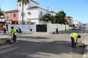 Se inicia la campa&ntilde;a anual  de limpieza de imbornales  en todas las calles de Gines