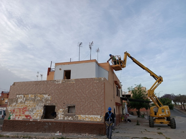 Coria del R&iacute;o comienza la regeneraci&oacute;n de las zonas vulnerables  con el derribo de infraviviendas