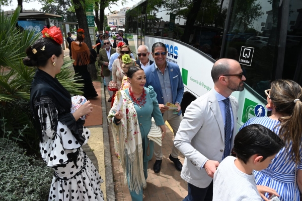 Tomares acerca a miles de tomaremos al Real con su 'Autob&uacute;s a la Feria'