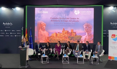 En la imagen, la alcaldesa de &Eacute;cija, Silvia Heredia, durante la presentaci&oacute;n de la campa&ntilde;a "Una joya por conocer" en FITUR.