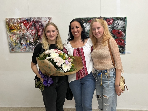 La Feria de la Cultura de Pilas presenta la colecci&oacute;n de pintura de la refugiada ucraniana Yana Romanenko