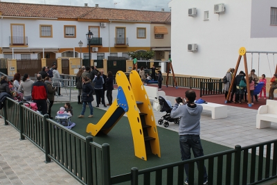 Se inaugura en Sanlúcar la Mayor el primer parque adaptado para personas con discapacidad física