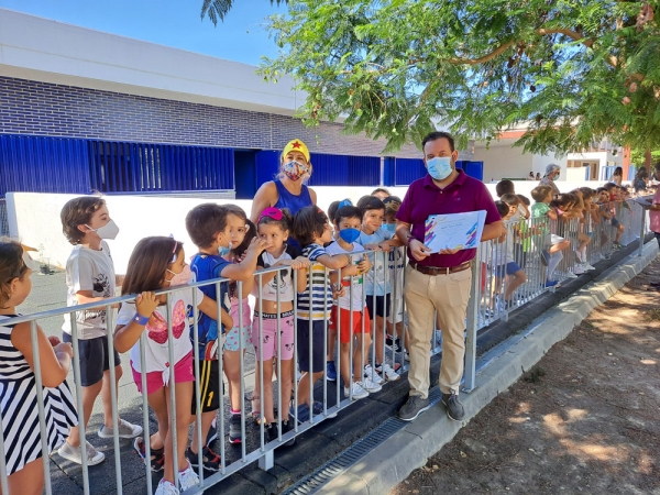 El Alcalde de La Algaba entrega a los escolares algabe&ntilde;os los diplomas como reconocimiento y distinci&oacute;n a su conducta ejemplar durante este curso marcado por la pandemia