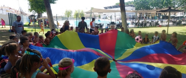 M&aacute;s de 8.000 personas disfrutan de las instalaciones de la piscina de verano de Castilleja durante el mes de julio