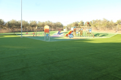 C&eacute;sped artificial para el entorno de los juegos infantiles del Parque Manolo P&eacute;rez de Gines