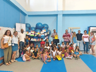 El alcalde de Camas, Rafael Recio, durante su visita al taller de Campus Sunset, que celebr&oacute; una convivencia de multiculturalidad con los ni&ntilde;os saharauis acogidos en la localidad.
