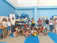 El alcalde de Camas, Rafael Recio, durante su visita al taller de Campus Sunset, que celebr&oacute; una convivencia de multiculturalidad con los ni&ntilde;os saharauis acogidos en la localidad.