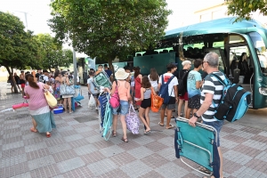 Los vecinos de Tomares disfrutan de su primer &ldquo;Jueves a la playa&rdquo;, una de las iniciativas municipales favoritas del verano