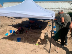 Comienzan los trabajos de exhumación completa de la fosa de La Algaba, donde yacen los restos de 144 presos políticos del campo de Las Arenas
