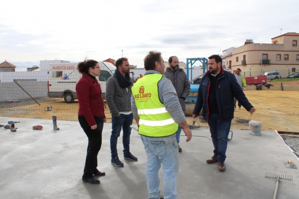 Avanza la construcci&oacute;n de las pistas polideportivas del colegio Reyes Lara de Gines