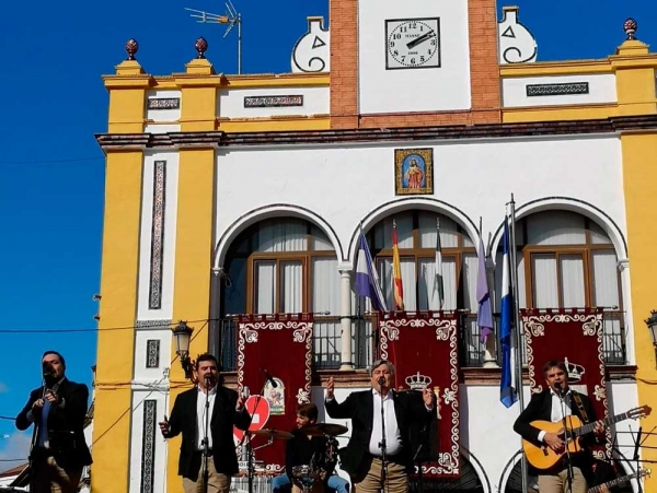 Hu&eacute;var rinde homenaje a Brumas, referente de las sevillanas, poniendo su nombre a una nueva Plazuela