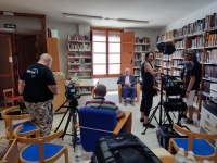La Biblioteca Pública de Valencina se convierte en un plató de televisión para &quot;Imprescindibles&quot; de RTVE