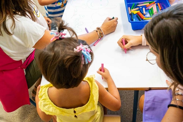 300 estudiantes de 3 años de Mairena se benefician del nuevo servicio municipal de monitoras de infantil