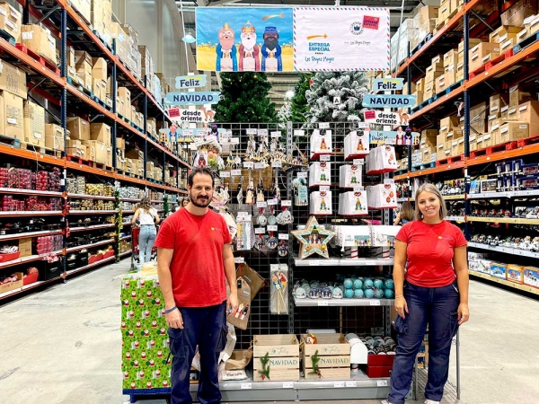 Plasticosur enciende la Navidad: M&aacute;s de 200 modelos de bolas y los Reyes Magos como protagonistas