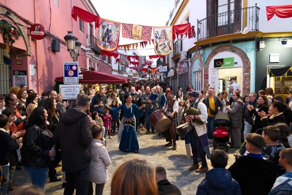 El XVIII Mercado Medieval y Navide&ntilde;o llena durante cuatro d&iacute;as el centro de Gines  con miles de visitantes de toda Andaluc&iacute;a