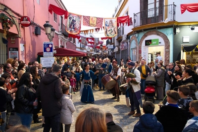 El XVIII Mercado Medieval y Navide&ntilde;o llena durante cuatro d&iacute;as el centro de Gines  con miles de visitantes de toda Andaluc&iacute;a