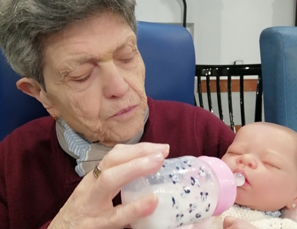 Los mayores de San Juan de Dios mejoran su estado an&iacute;mico gracias a los beb&eacute;s hiperrealistas