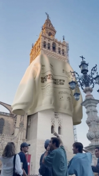 Sonderstories viste a la Giralda para llevarla por todo el mundo en su l&iacute;nea de moda