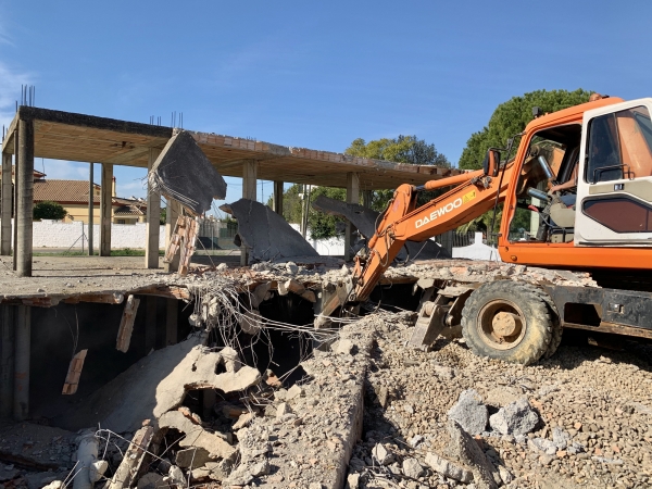 El Ayuntamiento de Gines  inicia el derribo de &lsquo;El Esqueleto&rsquo; para facilitar la construcci&oacute;n del nuevo cuartel de la Guardia Civil