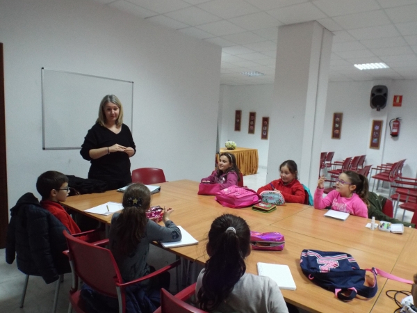 Ni&ntilde;os y ni&ntilde;as de Gines aprenden a contar sus propias historias gracias a un Taller de Escritura Infantil