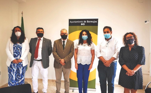 La Consejera de Igualdad se interesa por programas pioneros en Bormujos