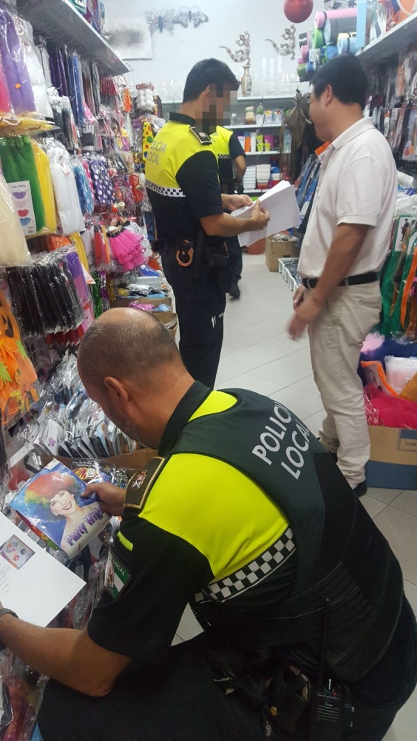 La Polic&iacute;a Local de Castilleja de la Cuesta retira del mercado productos en red de alerta y peligrosos
