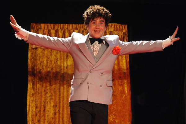 El teatro sale a la calle este viernes  23 en Gines con 'El gran Dimitri' en el Parque 'Las Brisas'