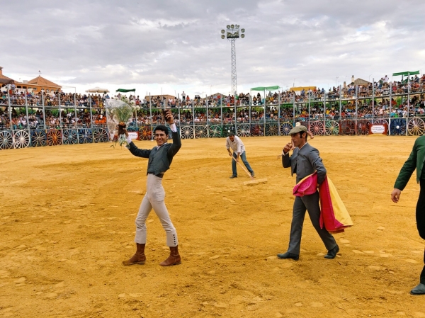 Carlos Fern&aacute;ndez, triunfador de la Feria Taurina de La Algaba y Mejor Estocada