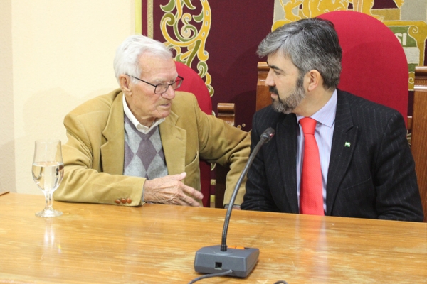 Coria del R&iacute;o homenajea a Joaqu&iacute;n Navarro, medalla de oro al m&eacute;rito en el trabajo, con un programa de actos culturales