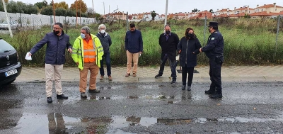 El ayuntamiento inicia la rehabilitaci&oacute;n del firme de las calles Jardines de la Alhambra y Camino de Salteras