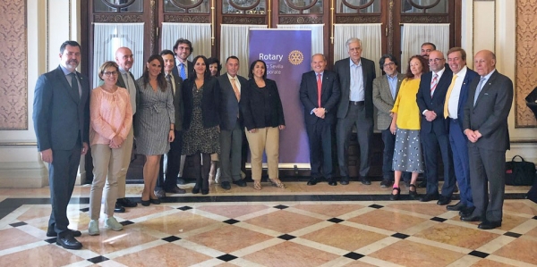 El escritor peruano Alonso Cueto analiza sus relaciones con España y su obra literaria en el Rotary Club Sevilla Corporate