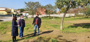  La alcaldesa, Cristina Los Arcos, visita con el concejal de Medio Ambiente, Manuel Gonz&aacute;lez, y  el concejal de Urbanismo, Juan Luis N&uacute;&ntilde;ez, el terreno que acoger&aacute; el jard&iacute;n japon&eacute;s.