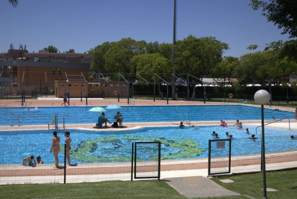 Ya est&aacute;n a la venta los bonos para las dos piscinas municipales de Mairena del Aljarafe