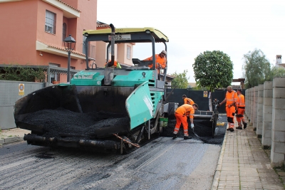 Se retoman los trabajos de asfaltado en las calles de Gines tras el par&oacute;n obligado por las lluvias
