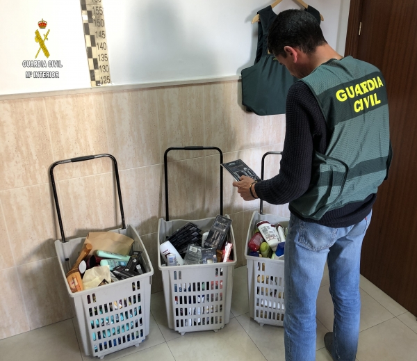 La Guardia Civil detiene a tres personas por cuatro robos en supermercados de Bormujos y Gelves