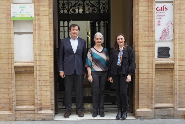 Jos&eacute; Luis Gonz&aacute;lez, coach estrat&eacute;gico de Forbes, junto a la vicepresidenta segunda del Colegio de Administradores de Fincas de Sevilla, Mar&iacute;a Dolores Garc&iacute;a Bernal, y la vocal Beatriz Alonso Campa&ntilde;a.