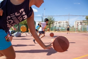Mairena oferta en verano las pistas de dos centros deportivos y las piscinas