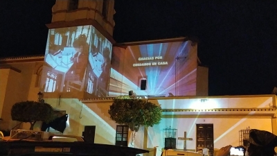 El   Ayuntamiento de  Hu&eacute;var del Aljarafe agradece la solidaridad de todos sus vecinos con un emotivo videomapping en uno de sus edificios m&aacute;s emblem&aacute;ticos