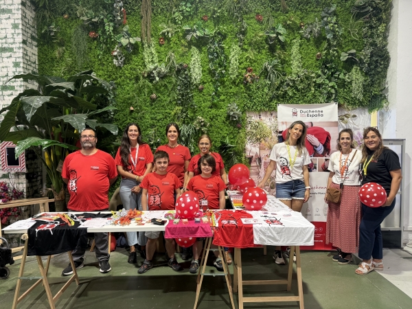 Plasticosur llena de globos rojos sus instalaciones para concienciar sobre la Distrofia de Duchenne